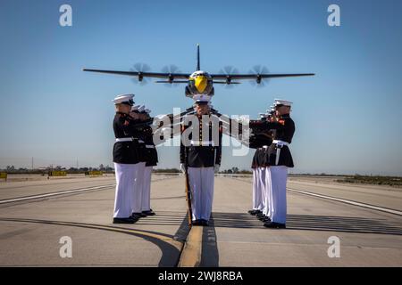 Marines des Silent Drill Platoon, Marine Barracks Washington, führen ihre Bohrsequenz während des Überflugs der Blue Angels „Fat Albert“ C-130J Super Hercules auf der Marine Corps Air Station, Yuma, Ariz, 13. Februar 2024 aus. Der Auftritt war der Beginn der diesjährigen Battle Color Detachment Tour. (Foto des U.S. Marine Corps von Lance CPL. Chloe N. McAfee) Stockfoto