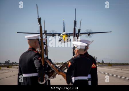 Marines des Silent Drill Platoon, Marine Barracks Washington, führen ihre Bohrsequenz während des Überflugs der Blue Angels „Fat Albert“ C-130J Super Hercules auf der Marine Corps Air Station, Yuma, Ariz, 13. Februar 2024 aus. Der Auftritt war der Beginn der diesjährigen Battle Color Detachment Tour. (Foto des U.S. Marine Corps von Lance CPL. Chloe N. McAfee) Stockfoto