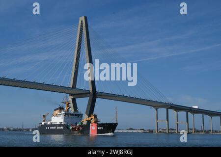 Die Crew der Coast Guard Willow begibt sich nach einer 32-tägigen Patrouille in die Karibik am 10. Februar 2024 in Charleston, South Carolina. Die Willow-Besatzung versorgte 37 AIDS für die Navigation in Puerto Rico und den US-amerikanischen Jungferninseln. (Foto der US-Küstenwache von Petty Officer 2nd Class Ryan Schultz) Stockfoto