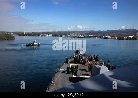 240211-N-VM650-1146 PEARL HARBOR, HAWAII (11. Februar 2024) der Arleigh-Burke-Klasse-Raketenzerstörer USS Sterett (DDG 104) durchquert den Hafen in die Joint Base Pearl Harbor-Hickam, Hawaii, für einen routinemäßigen Hafenbesuch. Sterett, das der Carrier Strike Group ONE zugeordnet ist, führt derzeit Routineoperationen im Einsatzgebiet der 3rd Fleet durch. Als integraler Bestandteil der US-Pazifik-Flotte betreibt die 3. Flotte Marinestreitkräfte im Indo-Pazifik und bietet zudem realistisches und relevantes Training an, das notwendig ist, um die zeitlosen Aufgaben unserer Marine in der Kontrolle der See und der Kraftprojektion einwandfrei auszuführen. (USA N Stockfoto