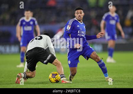 James Justin aus Leicester City und Ian Poveda aus Sheffield Wednesday kämpfen um den Ball während des Sky Bet Championship Matches zwischen Leicester City und Sheffield Wednesday im King Power Stadium, Leicester, am Dienstag, den 13. Februar 2024. (Foto: James Holyoak | MI News) Credit: MI News & Sport /Alamy Live News Stockfoto