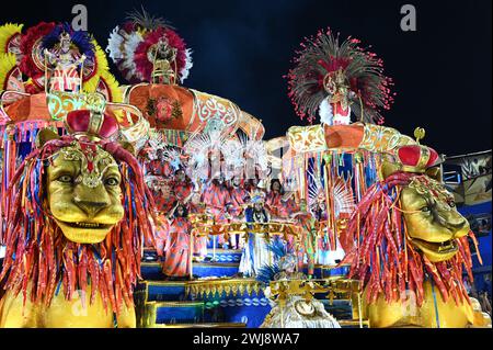 Rio De Janeiro, Brasilien. Februar 2024. Am 13. Februar 2024 nehmen die Reveler an der Karnevalsparade in Rio de Janeiro, Brasilien, Teil. Quelle: Zhou Yongsui/Xinhua/Alamy Live News Stockfoto