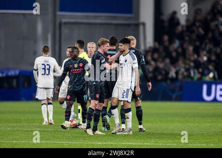 Kopenhagen, Dänemark. Februar 2024. Kevin Diks (2) vom FC Kopenhagen und Kevin de Bruyne (17) von Manchester City nach dem Spiel der UEFA Champions League zwischen dem FC Kopenhagen und Manchester City in Parken in Kopenhagen. (Foto: Gonzales Photo/Alamy Live News Stockfoto
