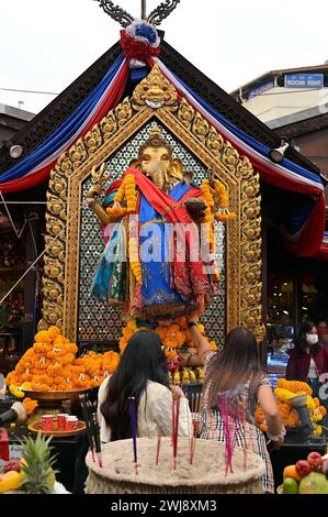 Menschen, die am ersten Tag des Mondneujahrs 2024 am Ganesha-Schrein an der Kreuzung Huai Khwang in Bangkok Opfer bringen Stockfoto