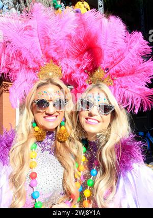 New Orleans, Usa. Februar 2024. Mardi Gras Revelers posieren für ein Foto auf der Canal St. in New Orleans am Fat Tuesday, 13. Februar 2024. Foto: AJ Sisco/UPI Credit: UPI/Alamy Live News Stockfoto