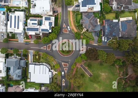 Aus der Vogelperspektive auf den Stadtrundverkehr und moderne Prestige-Häuser mit Sonnendeck in den äußeren Vororten von Sydney, Australien. Stockfoto