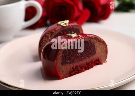 St. Valentinstag. Leckere Kuchen auf dem Tisch, Nahaufnahme Stockfoto