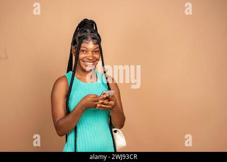 Verkäuferin, die telefonisch Bestellungen erteilt, von zu Hause aus arbeitet Stockfoto