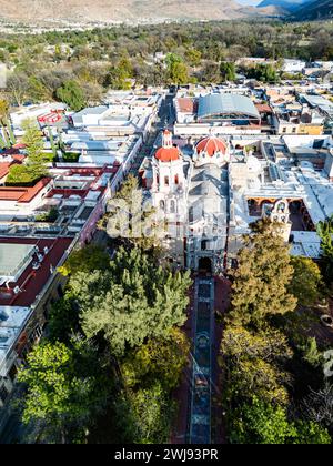 Vertikale Drohnenaufnahme der Pfarrei Santa María del Río und ihrer zentralen plaza, eingebettet im Herzen des „Pueblo Mágico“ in San Luis Potosí, Mexiko Stockfoto