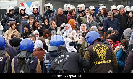 Hunderte Demonstranten werden während der Demonstration von der Polizei blockiert. Am 25. Jahrestag der Verhaftung von Abdullah Ocalan, dem Führer der Kurdischen Arbeiterpartei (PKK), der seit 50 Jahren einen bewaffneten Kampf gegen den türkischen Staat führt, finden am 15. Februar 1999 in Kenia Märsche und Demonstrationen in Städten der kurdisch besiedelten Region statt. Die Demonstrationen, die von der legalen Kurdischen Partei Partei Demokratische Regionen (DBP) unter dem Namen "Freiheitsmarsch" organisiert werden, fordern eine demokratische Lösung des Kurdenproblems und die Freiheit des PKK-Führers Abdullah Stockfoto