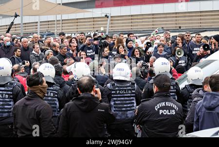 Hunderte Demonstranten werden während der Demonstration von der Polizei blockiert. Am 25. Jahrestag der Verhaftung von Abdullah Ocalan, dem Führer der Kurdischen Arbeiterpartei (PKK), der seit 50 Jahren einen bewaffneten Kampf gegen den türkischen Staat führt, finden am 15. Februar 1999 in Kenia Märsche und Demonstrationen in Städten der kurdisch besiedelten Region statt. Die Demonstrationen, die von der legalen Kurdischen Partei Partei Demokratische Regionen (DBP) unter dem Namen "Freiheitsmarsch" organisiert werden, fordern eine demokratische Lösung des Kurdenproblems und die Freiheit des PKK-Führers Abdullah Stockfoto