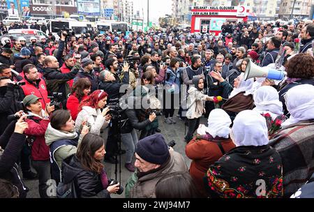 Eine Kurdin von der Gruppe "Mütter für den Frieden" sah während der Demonstration eine Rede halten. Am 25. Jahrestag der Verhaftung von Abdullah Ocalan, dem Führer der Kurdischen Arbeiterpartei (PKK), der seit 50 Jahren einen bewaffneten Kampf gegen den türkischen Staat führt, finden am 15. Februar 1999 in Kenia Märsche und Demonstrationen in Städten der kurdisch besiedelten Region statt. Die Demonstrationen, die von der legalen Kurdischen Partei Partei Demokratische Regionen (DBP) unter dem Namen "Freiheitsmarsch" organisiert werden, fordern eine demokratische Lösung des Kurdenproblems und die Freiheit des PKK-Führers Stockfoto