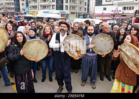 MA Music Centre Künstler Serko (L2)) und seine Freunde spielen Tambourin, während sie an der Demonstration teilnehmen. Am 25. Jahrestag der Verhaftung von Abdullah Ocalan, dem Führer der Kurdischen Arbeiterpartei (PKK), der seit 50 Jahren einen bewaffneten Kampf gegen den türkischen Staat führt, finden am 15. Februar 1999 in Kenia Märsche und Demonstrationen in Städten der kurdisch besiedelten Region statt. Die Demonstrationen, die von der legalen Kurdischen Partei Partei Demokratische Regionen (DBP) unter dem Namen "Freiheitsmarsch" organisiert werden, fordern eine demokratische Lösung des Kurdenproblems und der freien Stockfoto