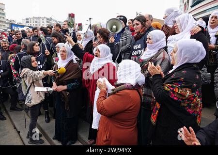 Eine Kurdin von der Gruppe "Mütter für den Frieden" sah während der Demonstration eine Rede halten. Am 25. Jahrestag der Verhaftung von Abdullah Ocalan, dem Führer der Kurdischen Arbeiterpartei (PKK), der seit 50 Jahren einen bewaffneten Kampf gegen den türkischen Staat führt, finden am 15. Februar 1999 in Kenia Märsche und Demonstrationen in Städten der kurdisch besiedelten Region statt. Die Demonstrationen, die von der legalen Kurdischen Partei Partei Demokratische Regionen (DBP) unter dem Namen "Freiheitsmarsch" organisiert werden, fordern eine demokratische Lösung des Kurdenproblems und die Freiheit des PKK-Führers Stockfoto