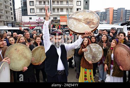 MA Music Centre Künstler Serko (C)) und seine Freunde spielen Tambourin während der Demonstration. Am 25. Jahrestag der Verhaftung von Abdullah Ocalan, dem Führer der Kurdischen Arbeiterpartei (PKK), der seit 50 Jahren einen bewaffneten Kampf gegen den türkischen Staat führt, finden am 15. Februar 1999 in Kenia Märsche und Demonstrationen in Städten der kurdisch besiedelten Region statt. Die Demonstrationen, die von der legalen Kurdischen Partei Partei Demokratische Regionen (DBP) unter dem Namen "Freiheitsmarsch" organisiert werden, fordern eine demokratische Lösung des Kurdenproblems und der Freigelassenen Stockfoto