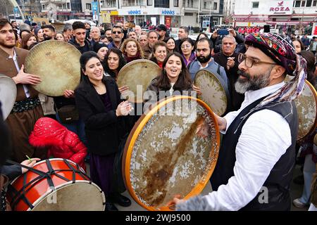 MA Music Centre Künstler Serko (R)) und seine Freunde spielen Tambourin, während sie an der Demonstration teilnehmen. Am 25. Jahrestag der Verhaftung von Abdullah Ocalan, dem Führer der Kurdischen Arbeiterpartei (PKK), der seit 50 Jahren einen bewaffneten Kampf gegen den türkischen Staat führt, finden am 15. Februar 1999 in Kenia Märsche und Demonstrationen in Städten der kurdisch besiedelten Region statt. Die Demonstrationen, die von der legalen Kurdischen Partei Partei Demokratische Regionen (DBP) unter dem Namen "Freiheitsmarsch" organisiert werden, fordern eine demokratische Lösung des Kurdenproblems und der Freigelassenen Stockfoto