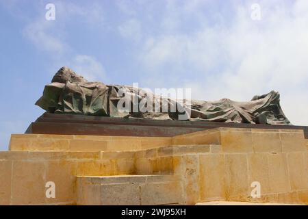 Das Grabtuch wurde über eine liegende Figur gelegt, die Michael Sandle in Bronze geschnitzt hat und an die Belagerung Maltas mit Blick auf den Großen Hafen von Valletta erinnert. Stockfoto