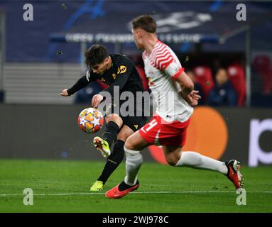 Leipzig, Deutschland. Februar 2024. Brahim Diaz (L) von Real Madrid schießt während des Achtelfinale des 1. Leg-Spiels der UEFA Champions League zwischen RB Leipzig und Real Madrid am 13. Februar 2024 in Leipzig. Quelle: Ren Pengfei/Xinhua/Alamy Live News Stockfoto