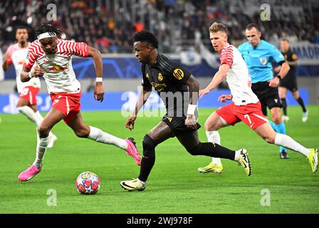 Leipzig, Deutschland. Februar 2024. Vinicius Junior (C) von Real Madrid durchbricht den Durchbruch beim Achtelfinale der UEFA Champions League am 13. Februar 2024 zwischen RB Leipzig und Real Madrid in Leipzig. Quelle: Ulrich Hufnagel/Xinhua/Alamy Live News Stockfoto