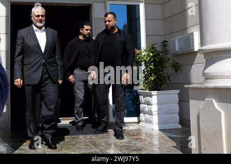 Doha, Katar. Februar 2024. ISMAIL HANIYEH, Chef des Politbüros der Hamas, bereitet sich auf die Begrüßung des iranischen Außenministers in Doha vor. (Kreditbild: © iranisches Außenministerium via ZUMA Press Wire) NUR REDAKTIONELLE VERWENDUNG! Nicht für kommerzielle ZWECKE! Stockfoto