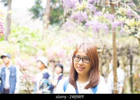 Das schöne Mädchen genießt die süßen Glyzinien-Blumen im Garten im Frühling, Nara, Japan Stockfoto