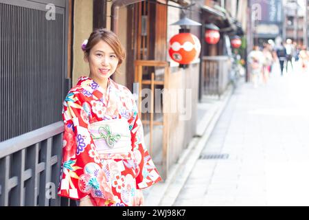 Schöne Frau mit japanischem Kimono auf der Straße von Kyoto, Japan Stockfoto