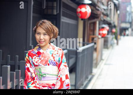 Schöne Frau mit japanischem Kimono auf der Straße von Kyoto, Japan Stockfoto