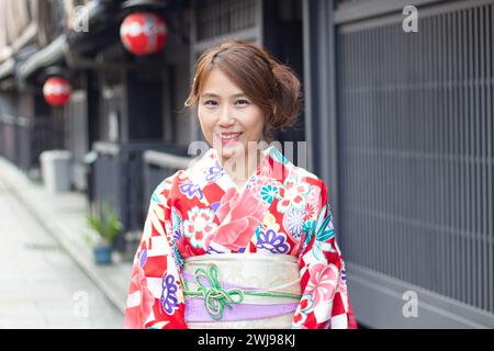 Die schöne Frau trägt japanischen Kimono auf der Straße von Kyoto, Japan Stockfoto