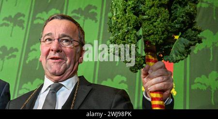 Berlin, Deutschland. Februar 2024. Der neue Grünkönig Boris Pistorius (SPD, r), Bundesverteidigungsminister, und Jürgen Krogmann (SPD), Oberbürgermeister der Stadt Oldenburg, im Defftig Ollnborger Gröönkohl-Äten. Insgesamt sind 270 Gäste zur Veranstaltung in der Niedersächsischen Landesvertretung eingeladen. (Wiedergabe mit modifiziertem Bildbereich) Credit: Jens Kalaene/dpa/Alamy Live News Stockfoto