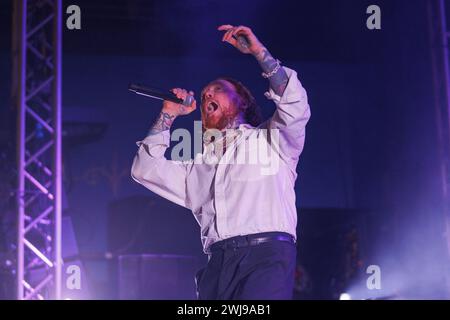 Frank Carter von Frank Carter und die Klapperschlangen live auf der Bühne als Teil der Dark Rainbow World Tour der Band. Die Band veröffentlichte im letzten Monat ihr Album Dark Rainbow und spielt nun eine Reihe ausverkaufter Dates in Großbritannien. Frank Carter, früher bei Gallows, gründete 2015 die Alternative-Rock-Band. Stockfoto