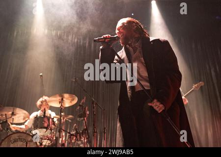 Frank Carter von Frank Carter und die Klapperschlangen live auf der Bühne als Teil der Dark Rainbow World Tour der Band. Die Band veröffentlichte im letzten Monat ihr Album Dark Rainbow und spielt nun eine Reihe ausverkaufter Dates in Großbritannien. Frank Carter, früher bei Gallows, gründete 2015 die Alternative-Rock-Band. Stockfoto