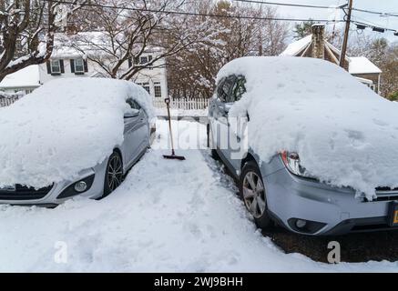 Chappaqua, NY, 13. Februar 2024 – Autos, die nach einem Wintersturm mit Schnee bedeckt waren, warfen über einen Fuß schweren nassen Schnees auf das U-Boot des Westchester County New York Stockfoto