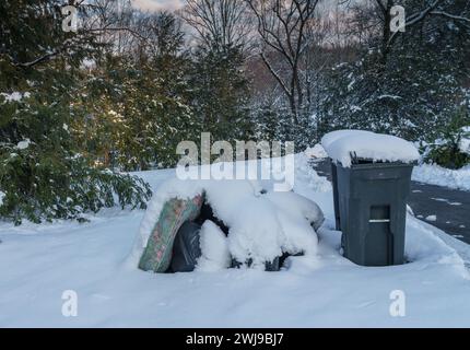 Chappaqua, NY, 13. Februar 2024 - Ein Wintersturm stürzte über einen Fuß schweren nassen Schnees in diesem Vorort von Westchester New York. Stockfoto