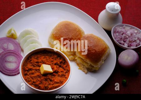 PAV Bhaji indisches Fastfood mit Brot, Zwiebeln und Butter, indisches Fastfood, indisches Fastfood. Stockfoto