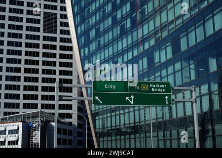 Abstrakte Muster von Fenstern, Glas und Stahl, W Hotel, Darling Harbour, Sydney, die geschwungene Glaswand, ein City & Harbour Bridge Freeway Schild, Darling Stockfoto