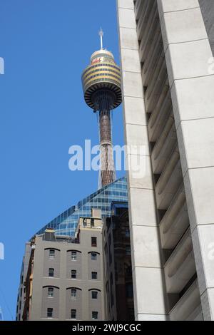 Center Point Tower The Sydney Tower Eye – Formen und Muster und architektonische Formen im Vergleich zum MLC Centre 25 Martin Place Stockfoto