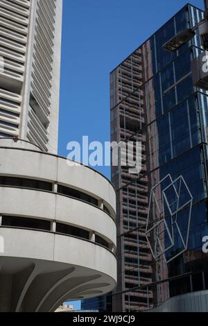 MLC Centre 25 Martin Place & 5 Martin Place Tower & Wandgemälde „Wrestling“ des Künstlers Josef Albers, Formen & Muster & architektonische Formen Stockfoto