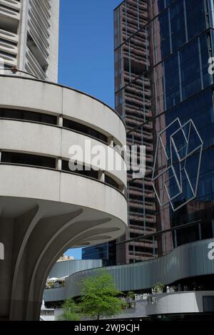 „Wrestling“ des Künstlers Josef Albers am 5 Martin Place Tower, mit dem MLC Centre, 25 Martin Place, Formen, Mustern, Reflexionen und architektonischen Formen Stockfoto