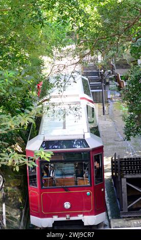 Die Peak Tram steigt den Berg in Richtung Peak Station in Hong Kong. Stockfoto