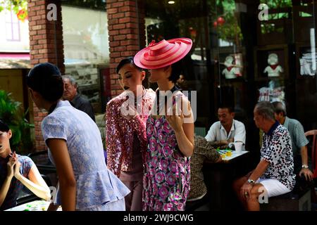 Singapurische Models bei einem Shooting in Chinatown, Singapur. Stockfoto