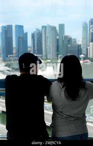 Ein Paar genießt den Blick auf die Stadt vom Singapore Flyer in Singapur. Stockfoto
