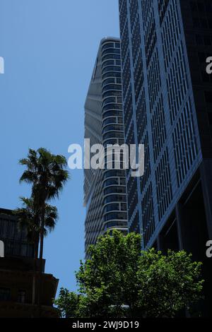 Governor Phillip Tower und die Fassade des AMP, Quay Quarter Tower, ein lokales Bürogebäude im neo-funktionalistischen Stil, Sydney, Australien Stockfoto