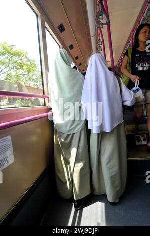 Traditionell gekleidete muslimische Frauen in einem öffentlichen Bus in Singapur. Stockfoto