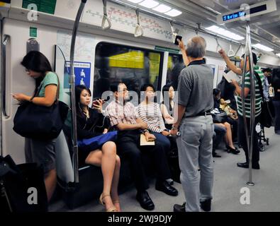 Singapurer fahren mit dem MRT in Singapur. Stockfoto