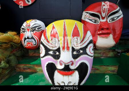 Traditionelle chinesische Masken, die in chinesischen Opernaufführungen verwendet werden. Stockfoto