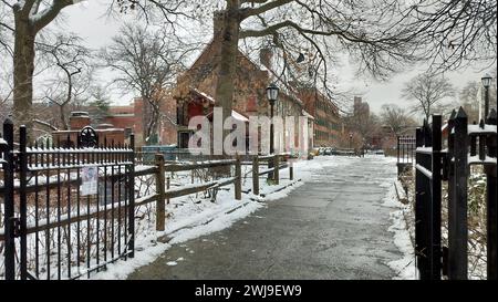 Eingang und Fußweg zum Washington Park, das Old Stone House im Hintergrund, in Park Slope Nachbarschaft an einem verschneiten Wintertag, Brooklyn, NY, USA Stockfoto