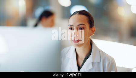 Arzt, Frau und Lächeln mit Datenanalyse im Labor für Biochemie, Wissenschaft oder Forschung. Weibliche Person, Gesicht und Glück für Experimente Stockfoto