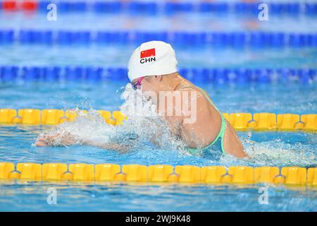 Doha, Katar. Februar 2024. Tang Qianting aus China tritt am 13. Februar 2024 beim 100-m-Brustfinale der Frauen bei der Aquatikweltmeisterschaft 2024 in Doha, Katar, an. Quelle: Xue Yuge/Xinhua/Alamy Live News Stockfoto