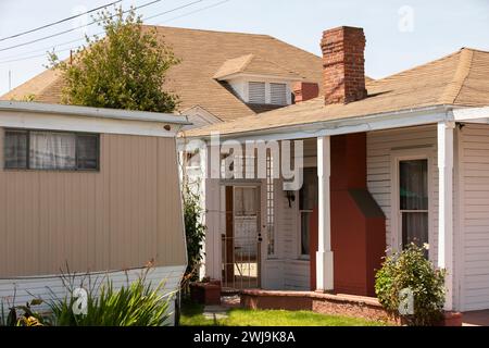 Bell Gardens, Kalifornien, USA - 8. April 2023: Sonnenlicht scheint auf das Casa de Rancho San Antonio Gage Mansion, das älteste Gebäude in Los Ange Stockfoto