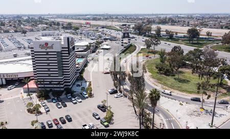 Bell Gardens, Kalifornien, USA - 8. April 2023: Das Parkwest Bicycle Casino und das Hotel werden von der Morgensonne beleuchtet. Stockfoto
